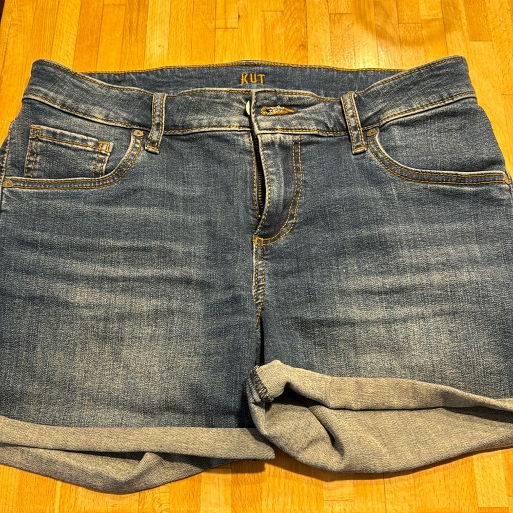 Kut from the Kloth - Gidget Roll cut short, size 8, inseam 4”
